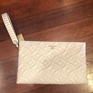 White Michael Kors purse 👜
